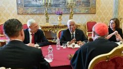 Antonio Costa Parolin bíboros államtitkárral tárgyal