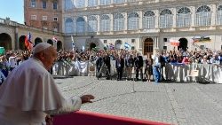 Il Papa incontra i membri dell'Associazione"Familia da Esperanca"