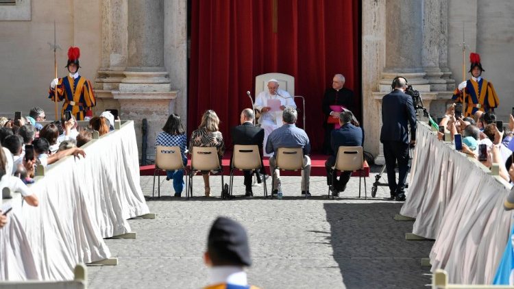 L’association Família da Esperança reçue par le Pape François, place Saint-Pierre, le 29 septembre 2023. 