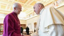 Papst Franziskus und Erzbischof Welby bei einer Begegnung Ende September 2023 im Vatikan