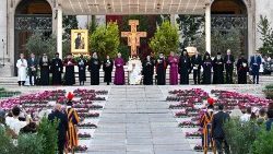 O Papa e diversos líderes religiosos durante a vigília ecumênica de oração