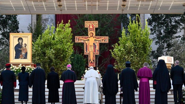 Veillée de prière œcuménique du 30 septembre 2023, place Saint-Pierre, en présence du Pape et des représentants de diverses Églises. 