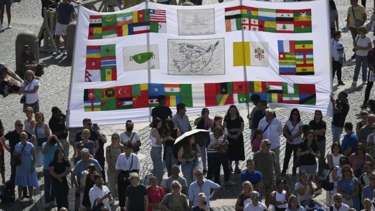 Fiéis e peregrinos presentes na Praça São Pedro