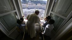 Le Pape François entouré de cinq enfants ce dimanche 1er octobre pour présenter l'initiative "Apprenons des garçons et des filles". 