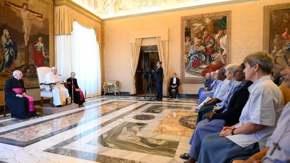 O Papa com as Pequenas Irmãs de Jesus (Vatican Media)