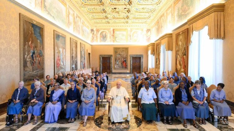 O Papa Francisco com as Pequenas Irmãs de Jesus (Vatican Media)