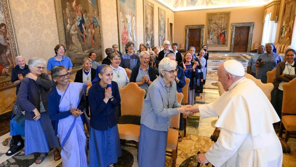 O Papa com as Pequenas Irmãs de Jesus (Vatican Media)