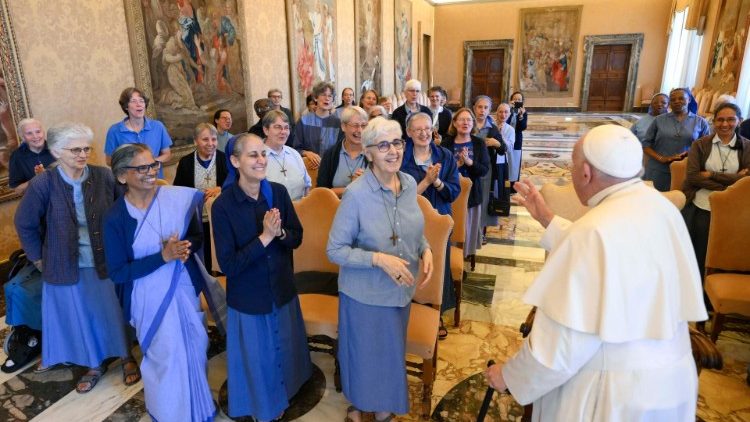 Franziskus mit Kleinen Schwestern Jesu am Montag im Vatikan