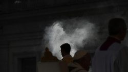 Incensação na Santa Missa com os novos Cardeais e o Colégio Cardinalício na Abertura da Assembleia Geral Ordinária do Sínodo dos Bispos (04.10.2023)