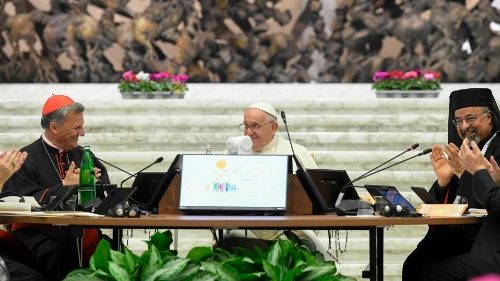 Iš kairės į dešinę:, kardinolas M. Grechas, popiežius Pranciškus ir patriarcahas I. I. Sedrakas 