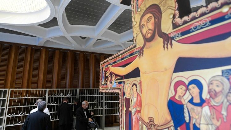 O crucifixo de São Damião no átrio da Sala Paulo VI, onde os trabalhos da assembleia sinodal estão sendo realizado