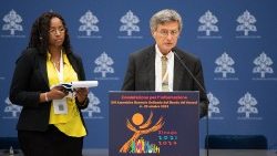 Sheila Pires com o Prefeito do Dicastério para a Comunicação, Dr. Paolo Ruffini, durante uma conferência de imprensa sobre o Sínodo 