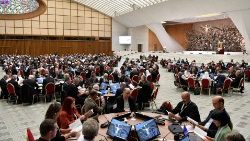 Zasedanje škofovske sinode se odvija v vatikanski dvorani Pavla VI.