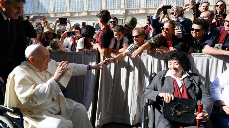 Un momento dell'incontro del Papa con i membri della Confraternita della Madre di Dio di Montserrat .