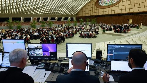 Po savaitgalio pertraukos spalio 9 dieną Sinodo dalyviai vėl susirinko Pauliaus VI salėje
