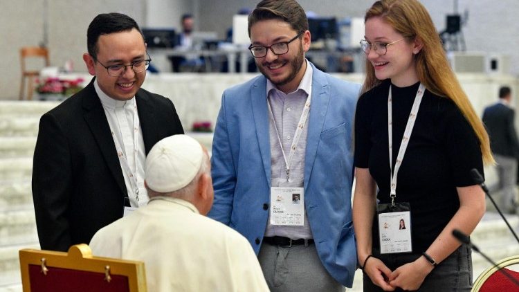 O Papa cumprimenta Wyatt Olivas (centro) e outros participantes do Sínodo (Vatican Media)
