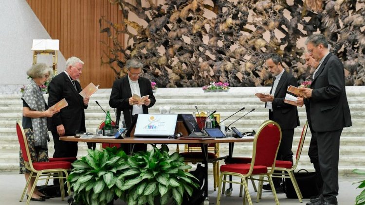 世界主教会议开启工作前的祈祷