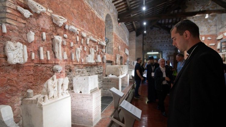 Peregrinación de los padres sinodales hacia las Catacumbas, en 2023. (Vatican Media)