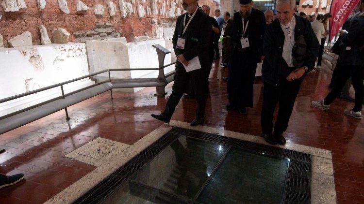 V muzeu sarkof&aacute;gů