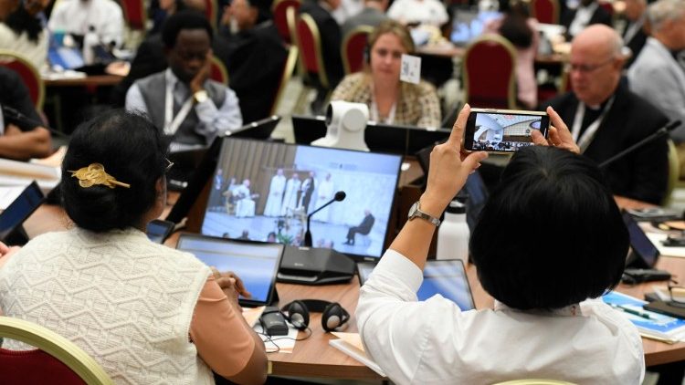 Les membres du synode dans la salle Paul VI