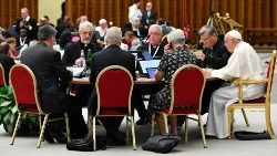 Il tavolo della presidenza del Sinodo sulla sinodalità. Accanto al Papa, da destra, il cardinale Grech e il cardinale Hollerich