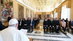 Francisco recebe os participantes de uma Conferência promovida pelos missionários de São Carlos (Vatican Media)