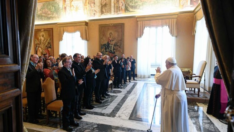 Pope meeting participants in the symposium on Scalabrinian spirituality