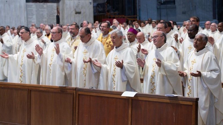 2023.10.18 Washiriki wa Sinodi ya Maaskofu wakati wa Misa Katika kanisa Kuu la Mtakatifu Petro Vatican. 