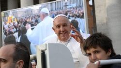 "Continuem a obra de nova evangelização que ele começou", disse o Papa