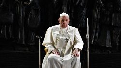 Papa Franjo kod spomenika migrantima "Nesvjesni anđeli" na Trgu svetog Petra u Vatikanu