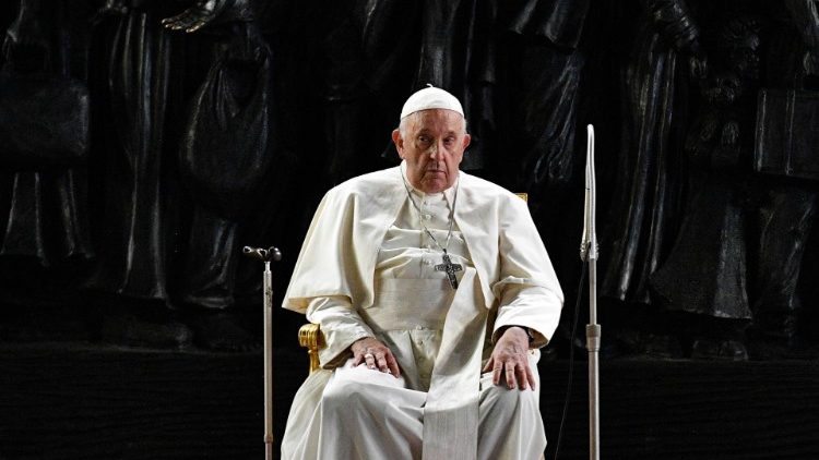 Papa Franjo kod spomenika migrantima "Nesvjesni anđeli" na Trgu svetog Petra u Vatikanu