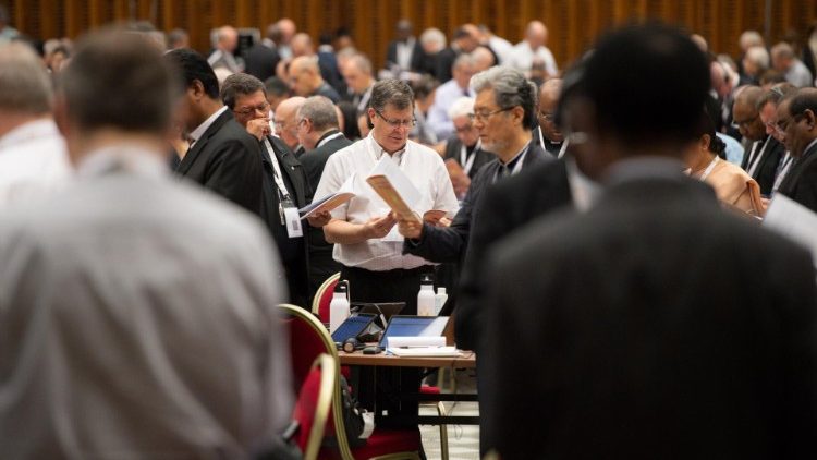 Os participantes do Sínodo em oração (Vatican Media)