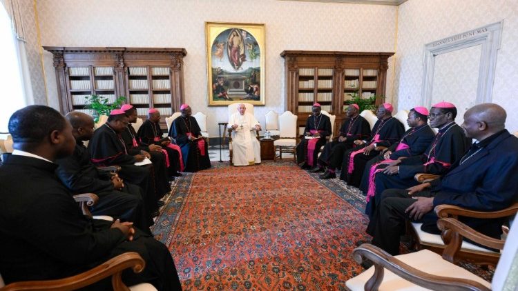 Le Pape François recevant les évêques du Bénin lors de leur visite ad limina (19 octobre 2023)