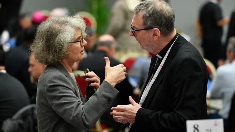 Сястра Наталі Бэкар з кардыналам Клаўдыё Гуджэроці падчас Сінода