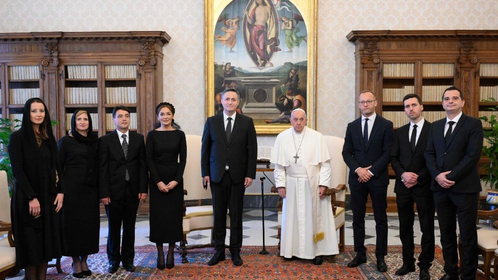 Sr. Denis Becirovic, membro da presidência colegiada da Bósbia-Herzegovina e seéquito, junto com o Papa Francisco 
