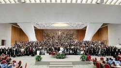 Gruppenbild der Synodenteilnehmer mit dem Papst