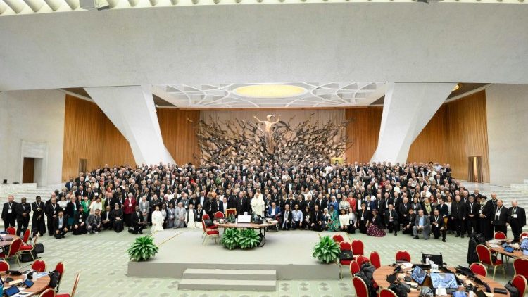 Skupna fotografija udeležencev XVI. rednega zasedanja Škofovske sinode.