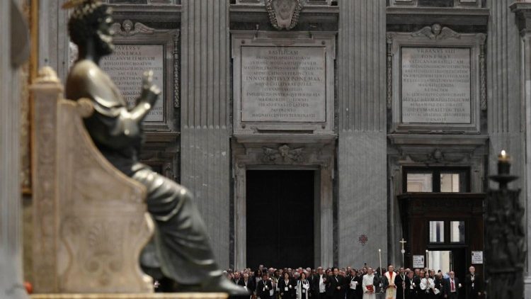 La preghiera del Rosario con i partecipanti al Sinodo nella Basilica di San Pietro