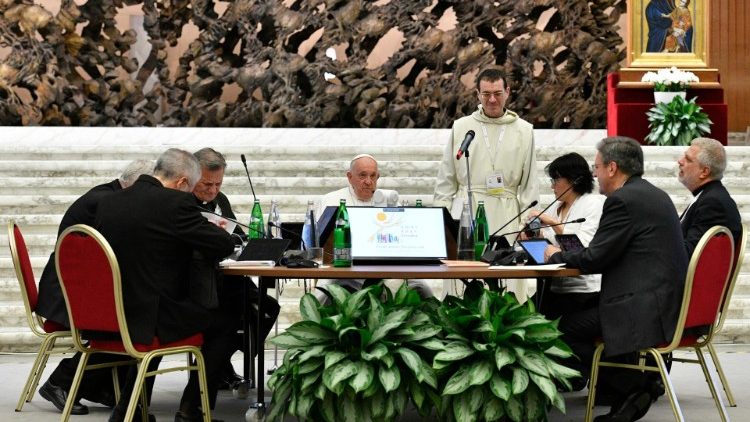 Papst Franziskus bei der Weltbischofssynode 2023 im Vatikan