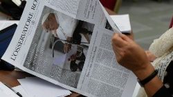 Eine Teilnehmerin der Generalversammlung im Oktober 2023 liest Zeitung