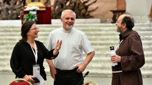 Bezplatn&yacute; kurz: Na cestě ke konstitutivně synod&aacute;ln&iacute; c&iacute;rkvi