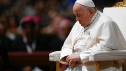 Papež František v modlitbě