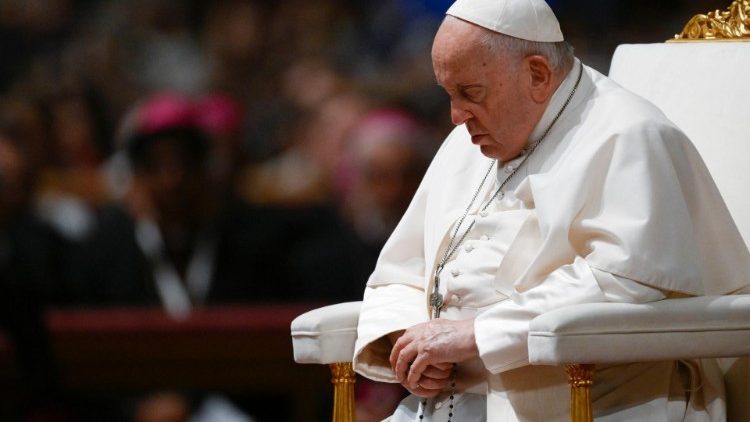 Papež František v modlitbě