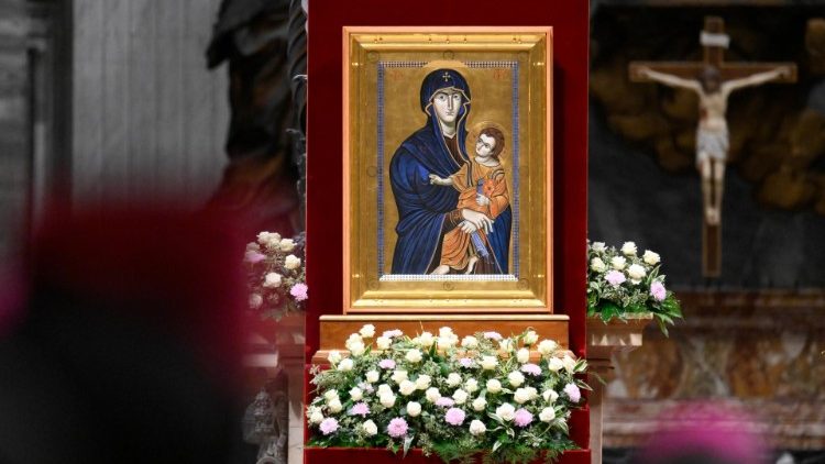 Blick in den Petersdom, wo diesen Freitag der Rosenkranz für den Frieden gebetet wurde