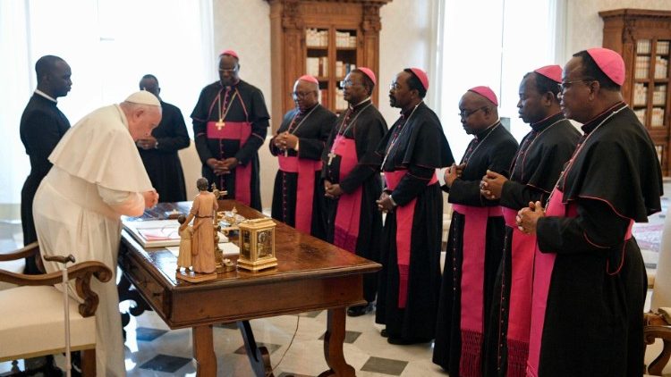 Papa Francisko akiwa na Baraza la Maaskofu Ghana