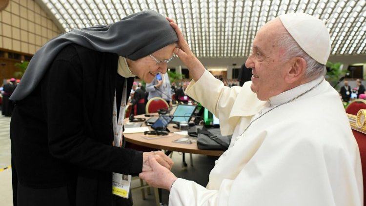 Papa Francesco saluta e benedice Madre Ignazia Angelini
