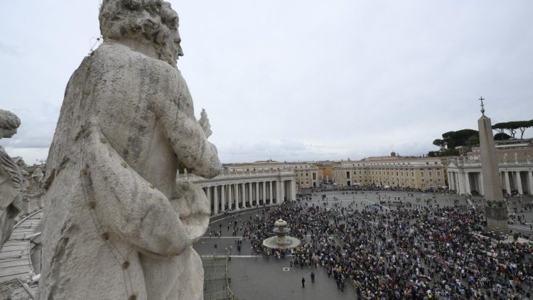 כיכר פטרוס הקדוש לפני תפילת המלאך של יום רביעי