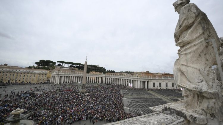 संत पेत्रुस महागिरजाघर का प्राँगण
