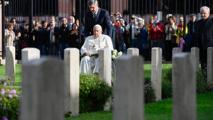 O Papa no Cemitério de Guerra de Roma