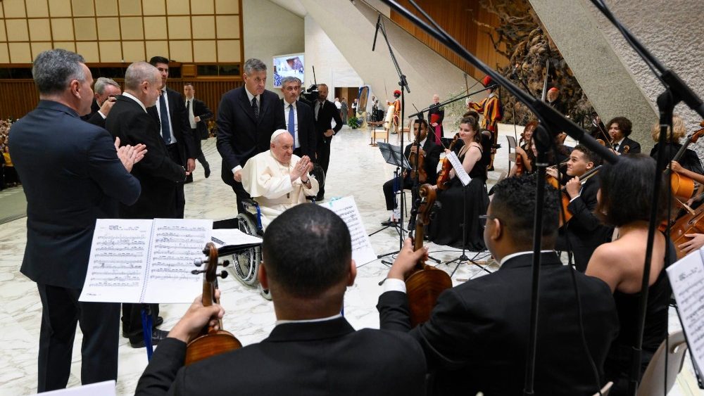 O Papa Francisco durante o encontro com o CHARIS, Serviço Internacional da Renovação Carismática Católica